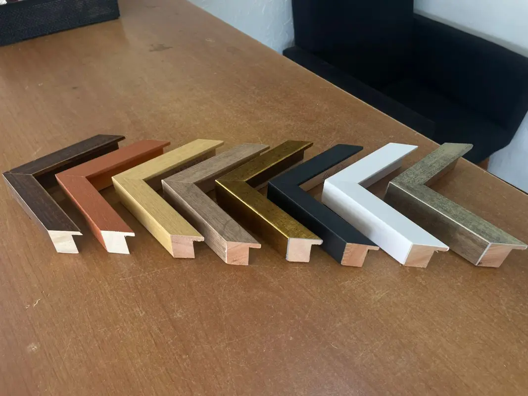 Amostras de moldura caixa para camisetas em várias cores: preta, branca, madeira e dourada
