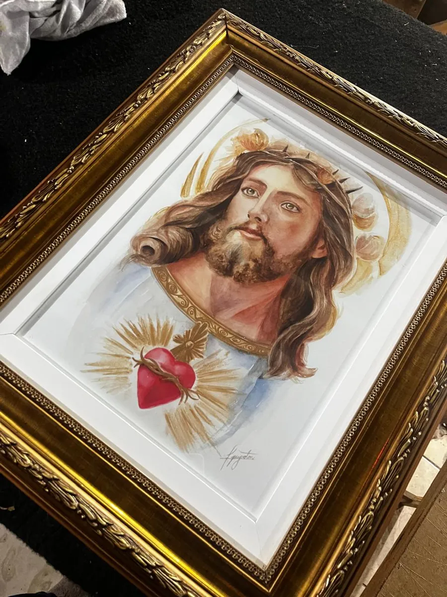 Aquarela do Sagrado Coração de Jesus em moldura clássica dourada com paspatur branco