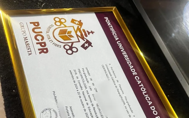 Certificado com moldura de alumínio dourada de perfil fino