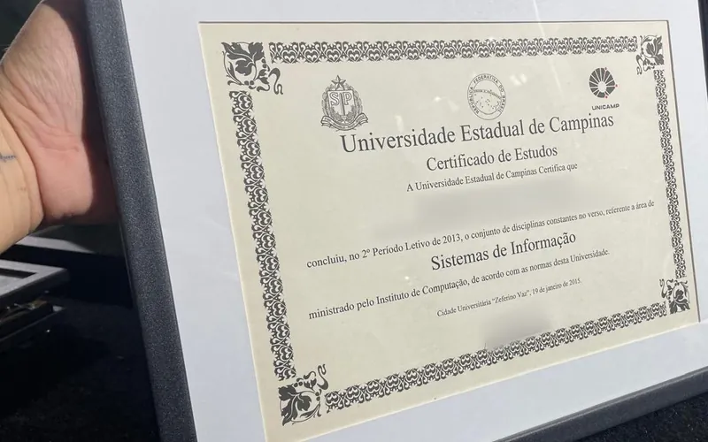 Certificado com moldura de madeira preta e paspatur branco