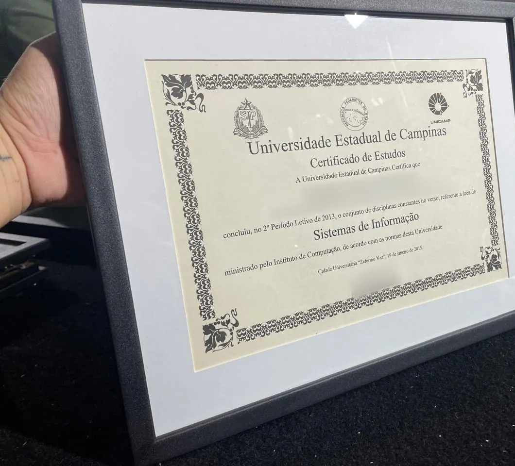 Certificado de estudos com moldura de madeira preta e paspatur branco