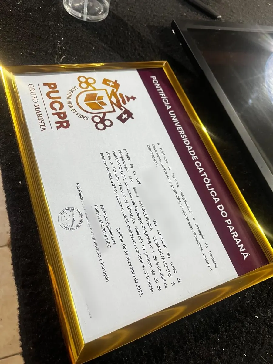 Certificado de pós-graduação com moldura de alumínio dourada
