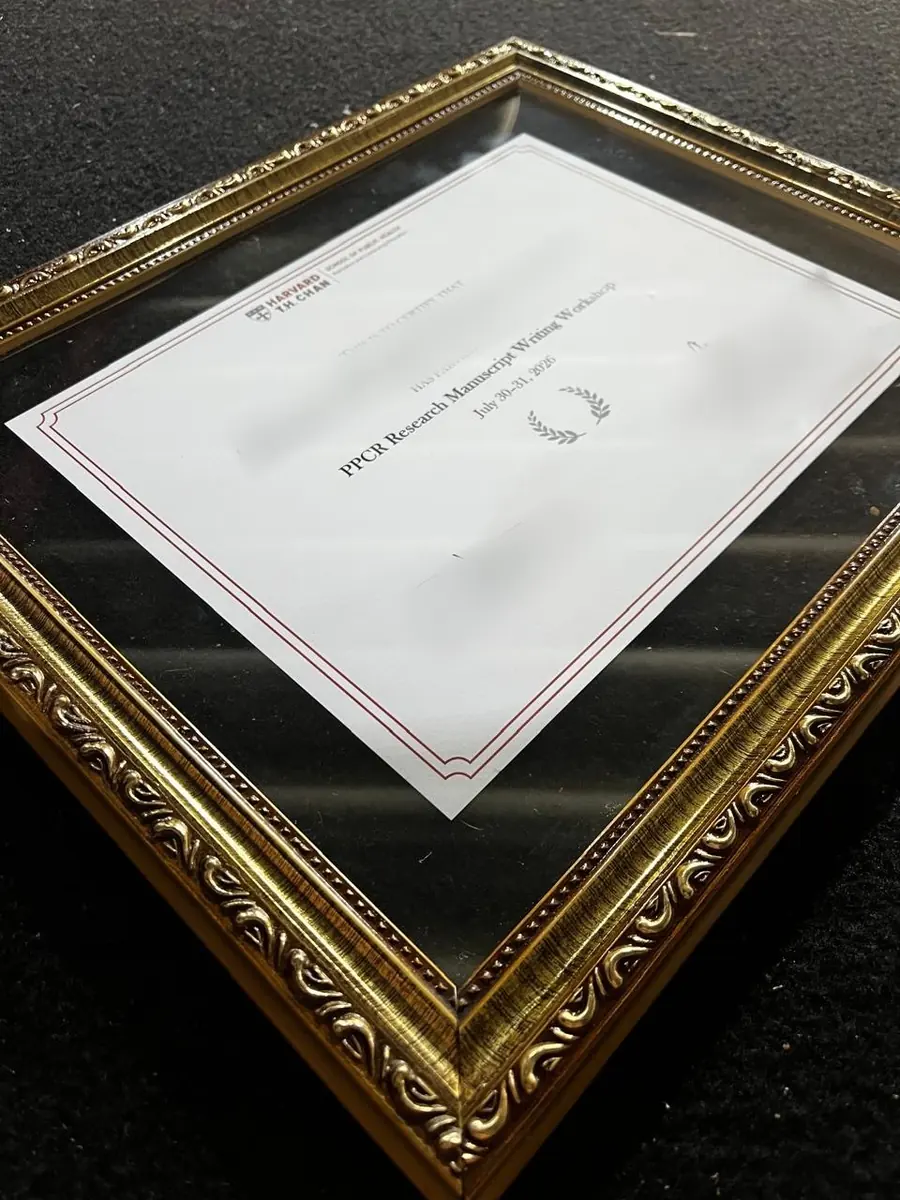 Certificado de curso emoldurado em moldura dourada trabalhada com vidro