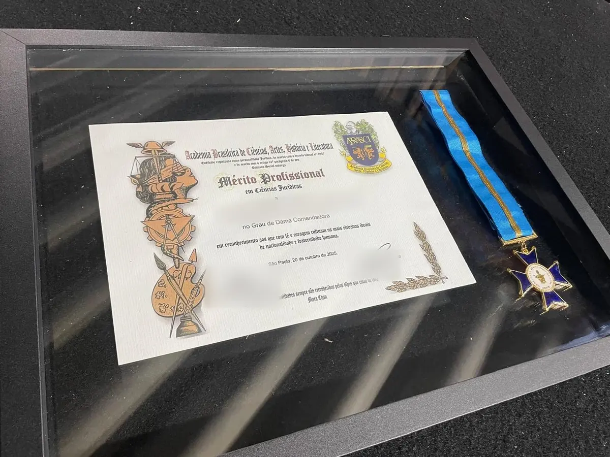 Certificado de mérito emoldurado junto com a medalha em moldura caixa preta