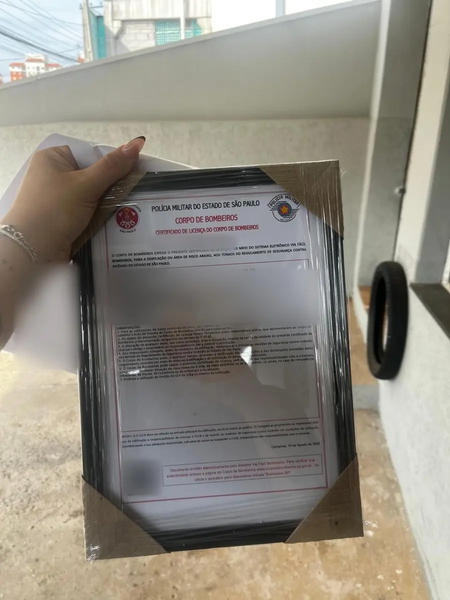 Certificado de licença do Corpo de Bombeiros (AVCB) emoldurado em moldura preta