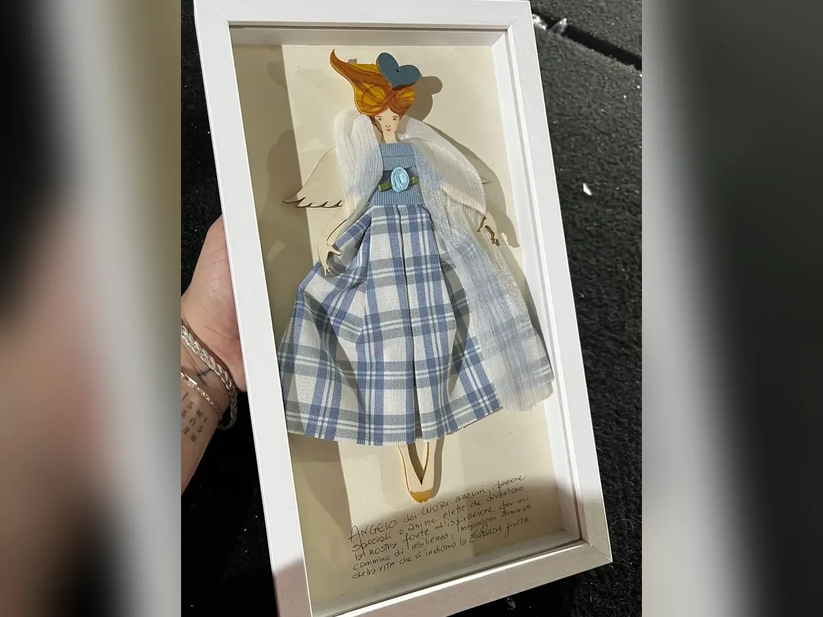 Anjo artesanal de madeira e tecido em quadro caixa com moldura branca