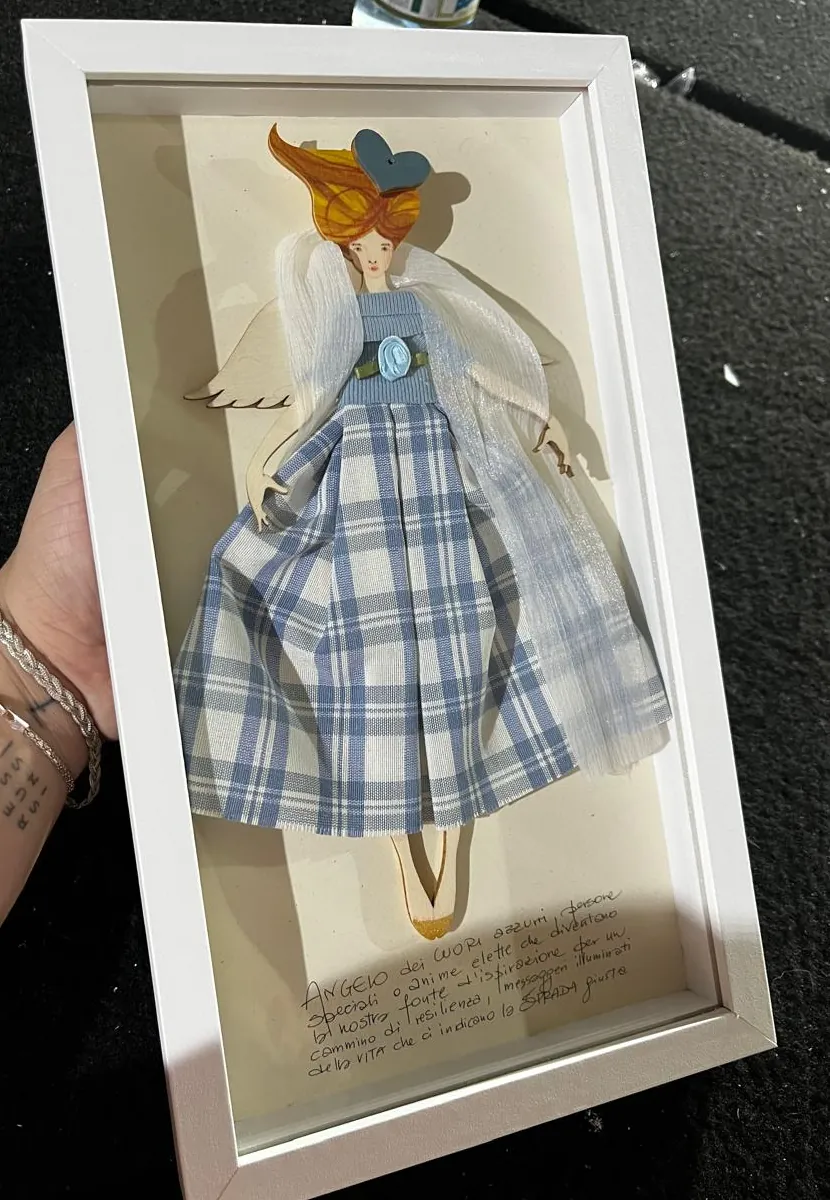 Anjo artesanal de madeira e tecido em quadro caixa com moldura branca