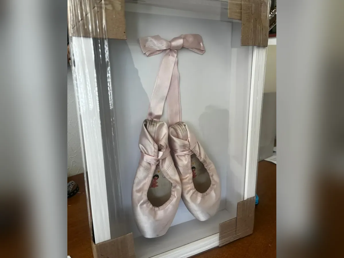 Sapatilhas de ballet com fita de cetim montadas em quadro caixa branco com vidro