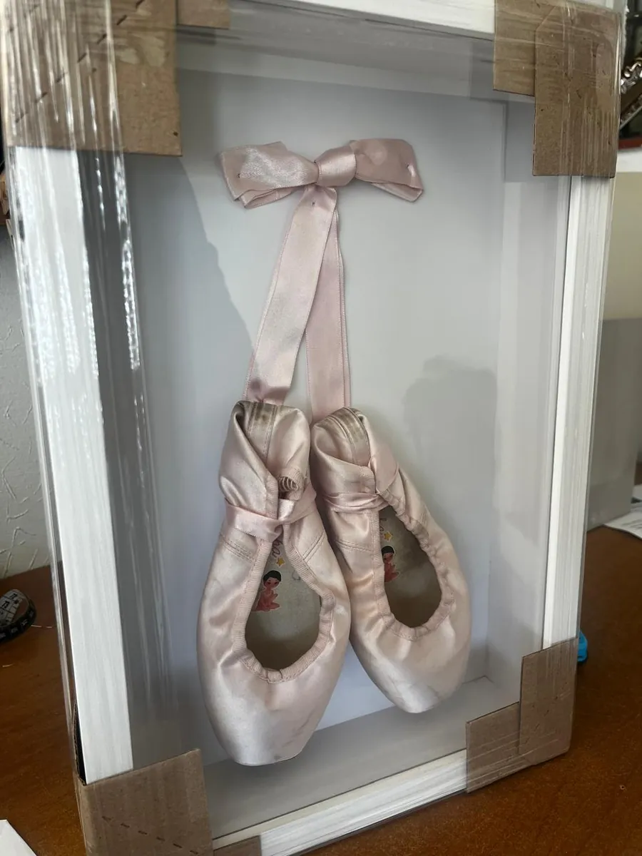 Sapatilhas de ballet com fita de cetim montadas em quadro caixa branco com vidro