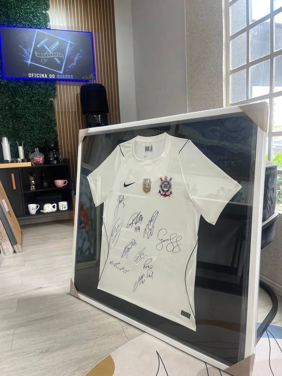 Quadro de camisa do Corinthians autografada pelo elenco, com moldura branca