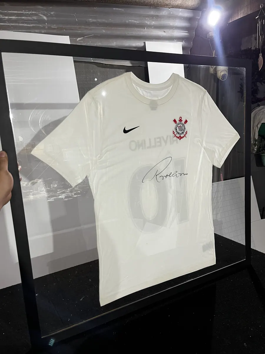 Quadro de camisa do Corinthians autografada pelo Rivellino, com vidro e moldura preta