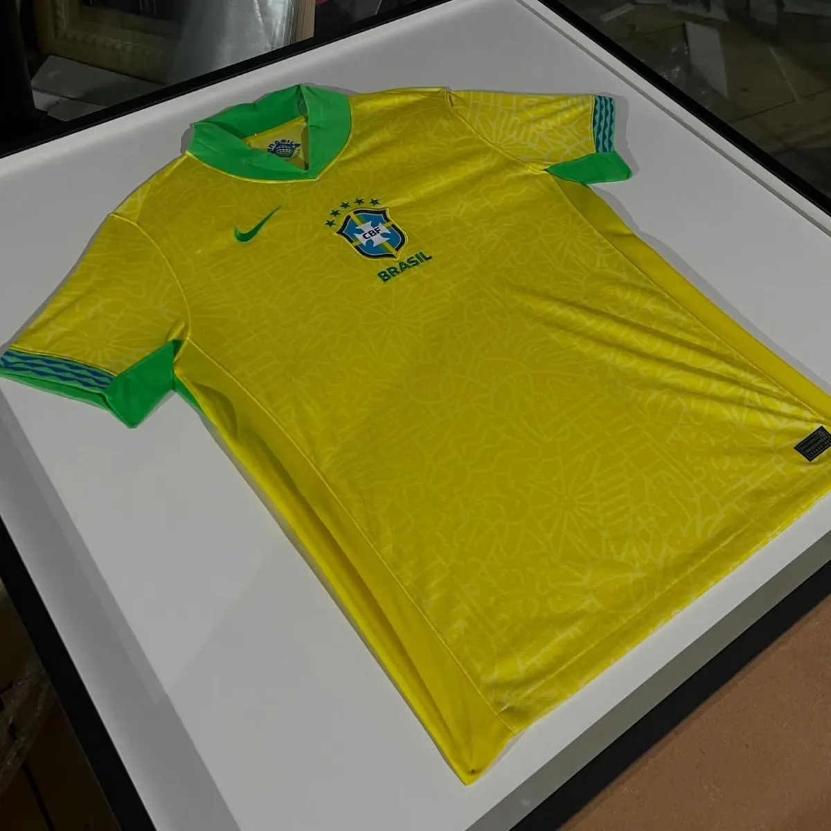 Camisa da Seleção Brasileira amarela emoldurada com fundo branco