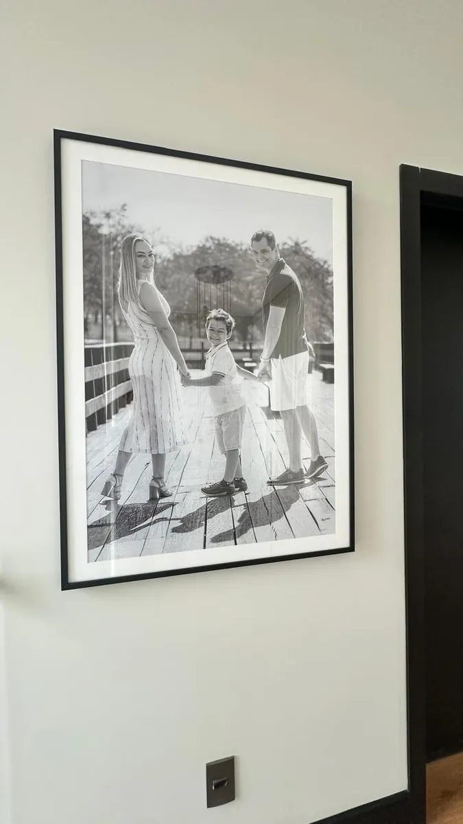 Foto de família em preto e branco impressa e emoldurada com paspatur