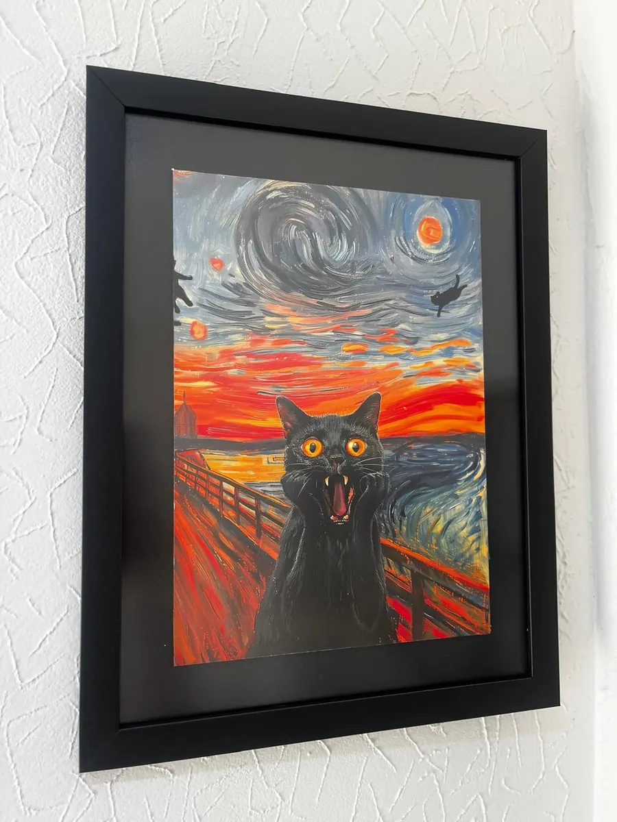 Quadro com impressão de arte do gato no estilo O Grito, moldura preta e paspatur