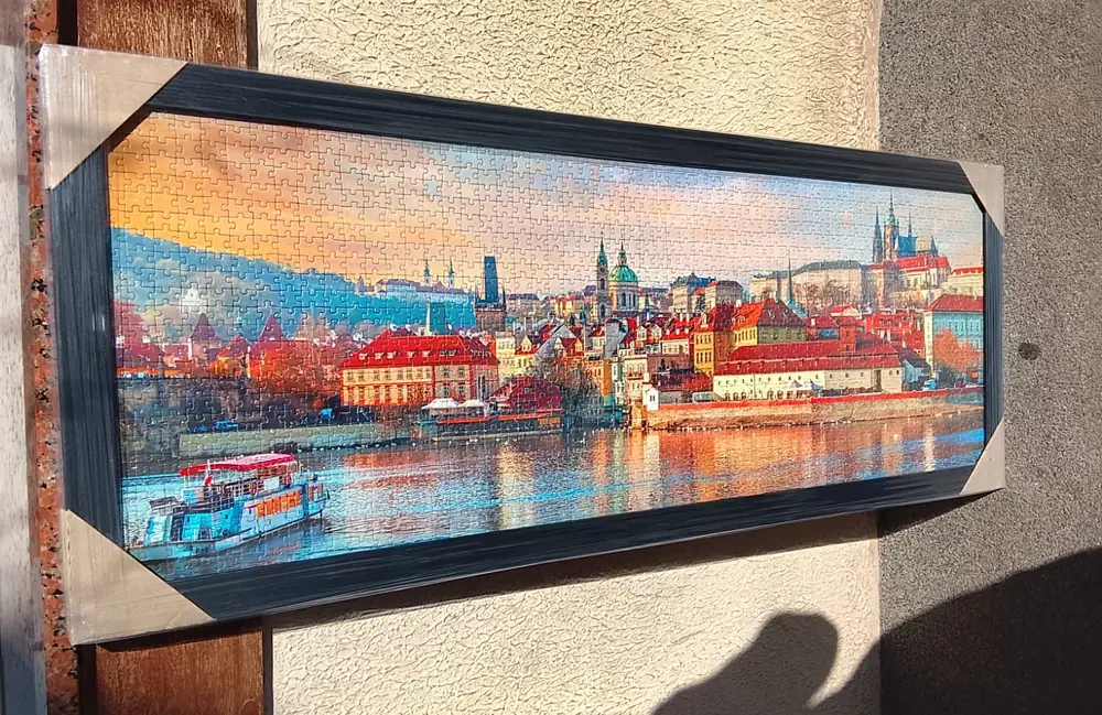 Quebra-cabeça panorâmico de Praga emoldurado com moldura escura