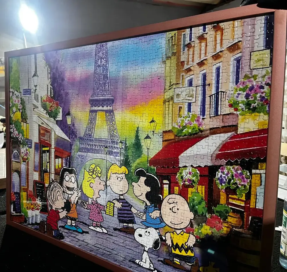 Quebra-cabeça do Snoopy em Paris emoldurado com moldura vinho