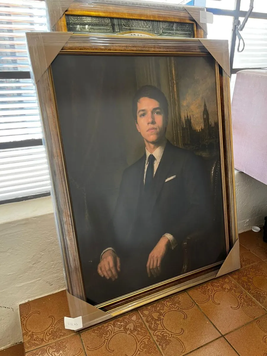 Retrato impresso em estilo pintura com moldura dourada