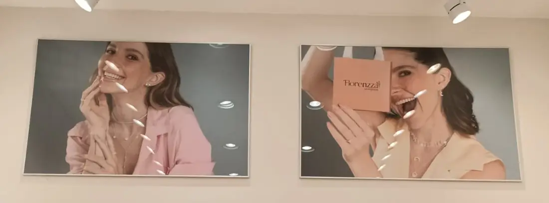Quadros grandes com fotos em moldura fina instalados em loja