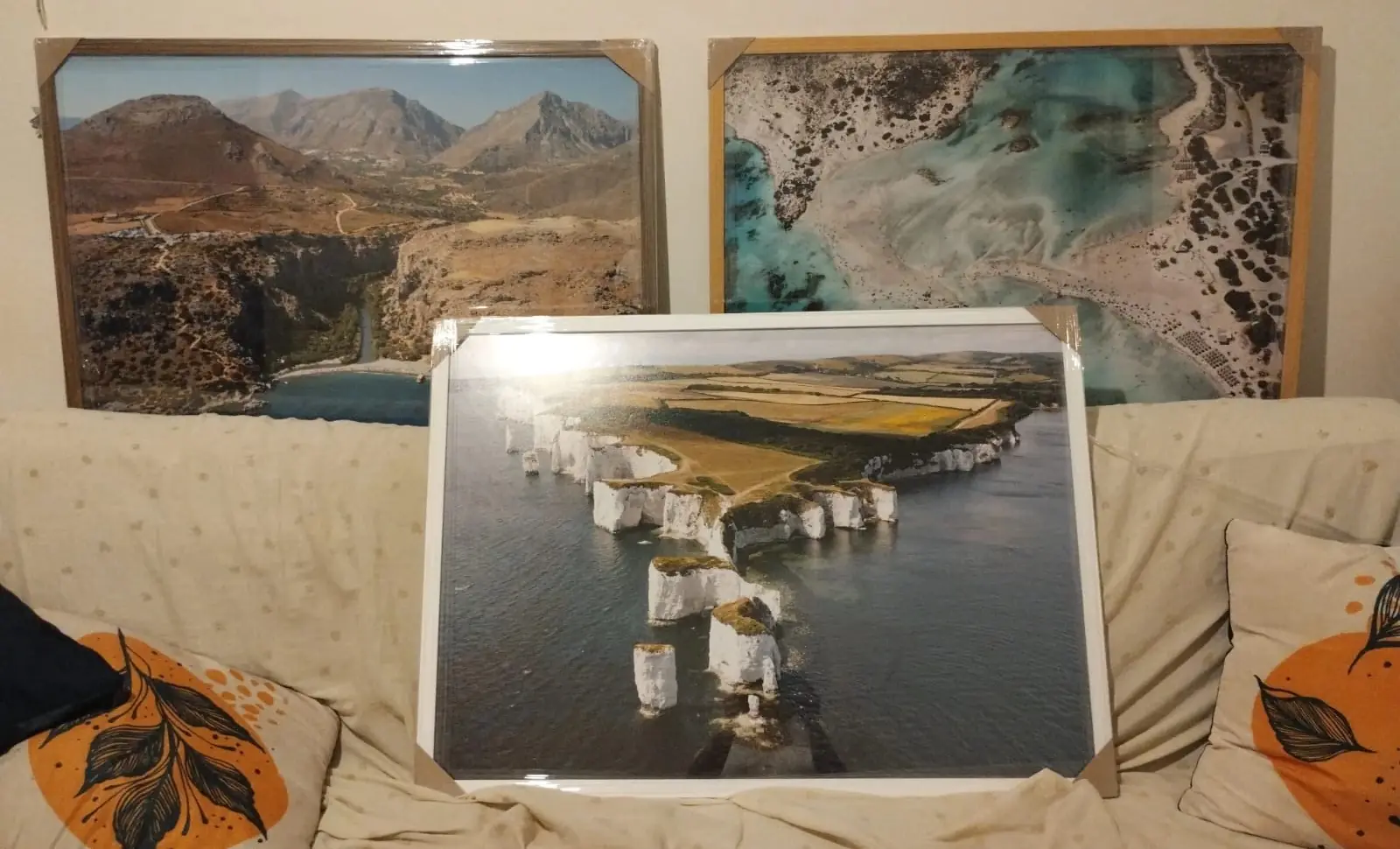 Três quadros de paisagens com molduras de madeira, natural e branca, feitos sob medida