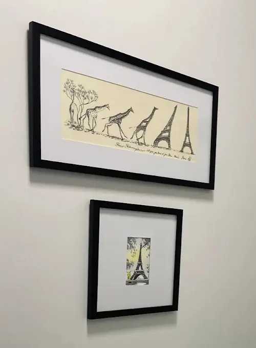 Dois quadros com gravuras, paspatur branco e moldura preta