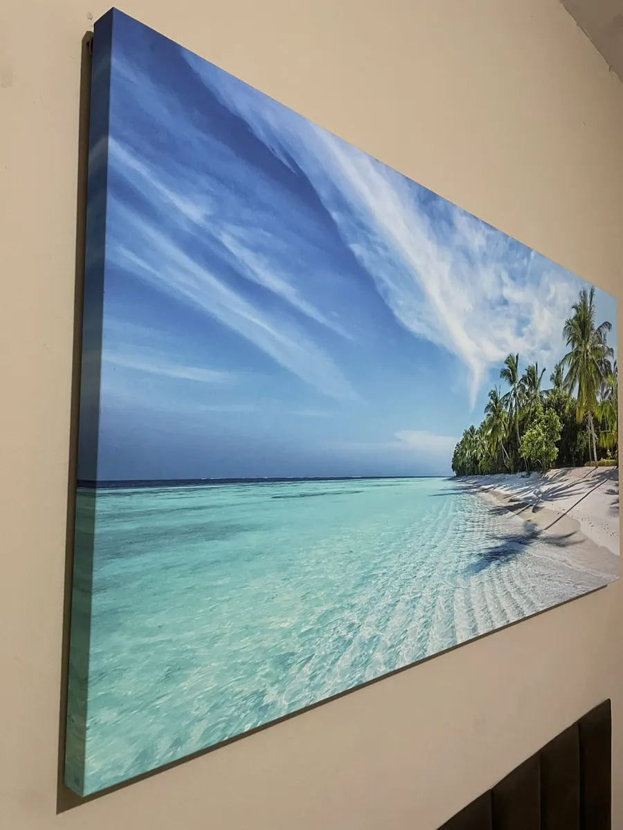 Tela de praia com borda infinita, esticada no chassi e sem moldura, na parede do quarto